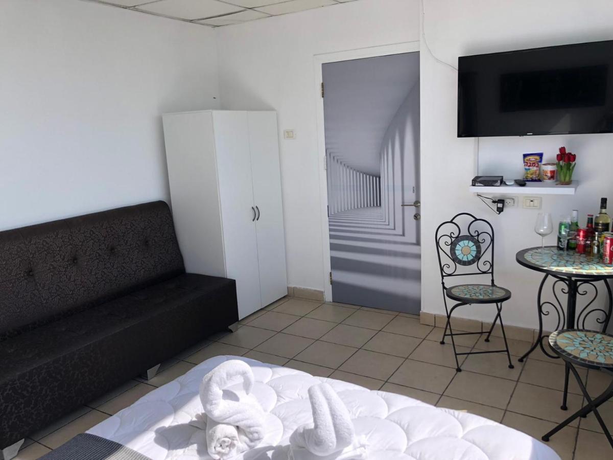 Sea Line Hotel From R&A Group バト・ヤム エクステリア 写真