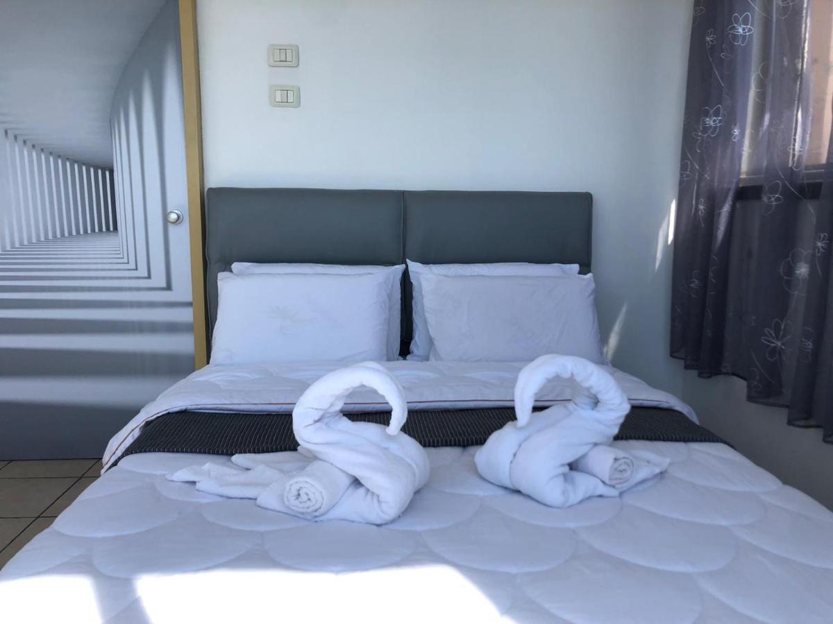 Sea Line Hotel From R&A Group バト・ヤム エクステリア 写真