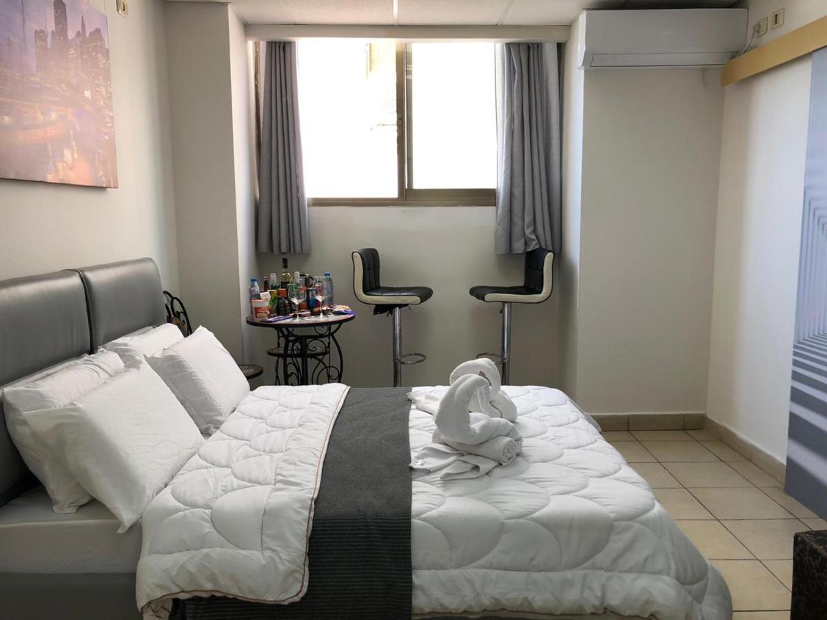 Sea Line Hotel From R&A Group バト・ヤム エクステリア 写真