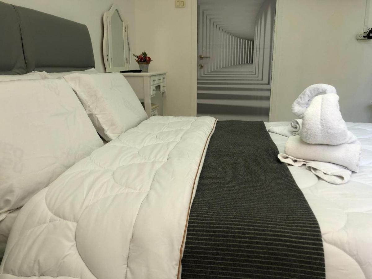 Sea Line Hotel From R&A Group バト・ヤム エクステリア 写真