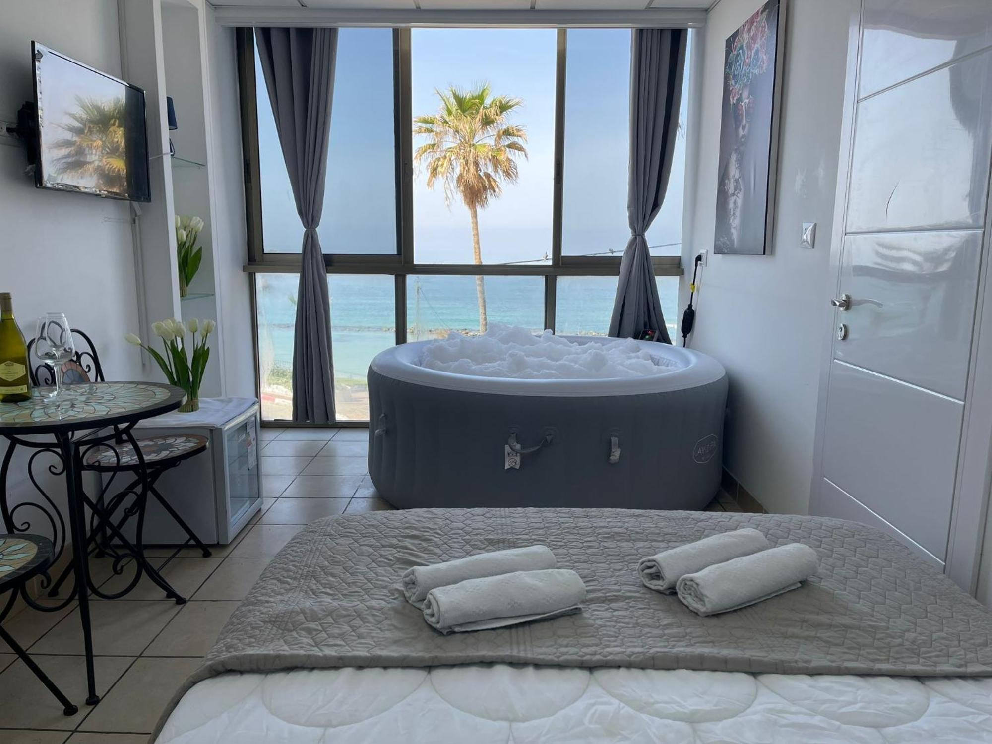 Sea Line Hotel From R&A Group バト・ヤム エクステリア 写真